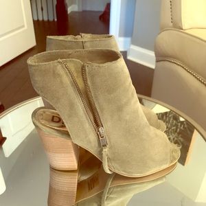 Diba olive green suede pumps!